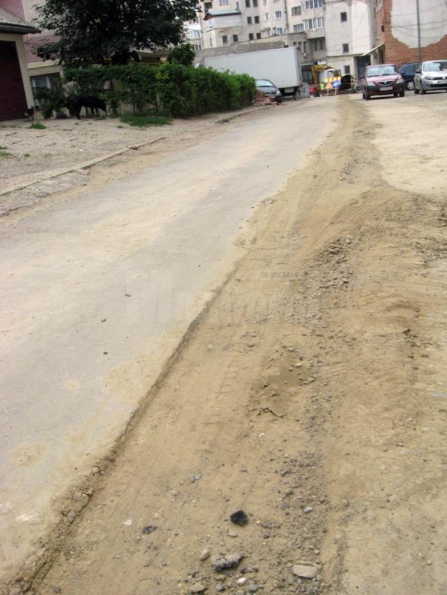 Strada care a fost reabilitată şi apoi stricată