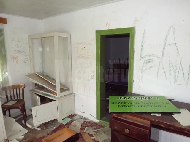 Casa laborator din rezervaţie, vandalizată de persoane necunoscute
