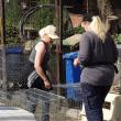 Voluntarele din Germania se ocupă de curăţenie la adăpostul din lunca Sucevei