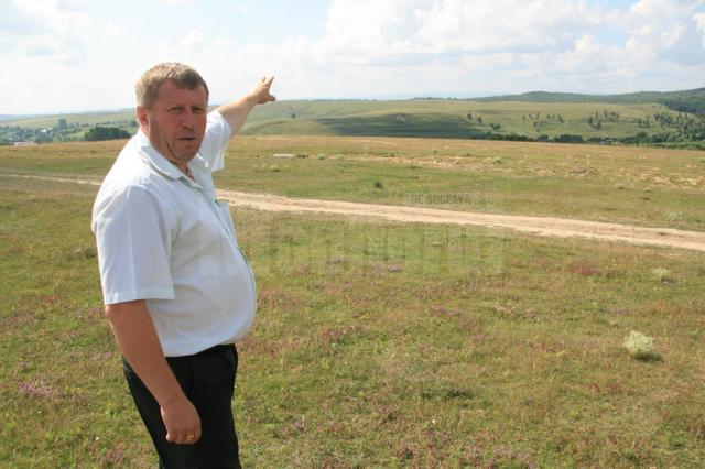 Primarul din Ciprian Porumbescu arată spre locurile unde trebuiau montate turbinele eoliene