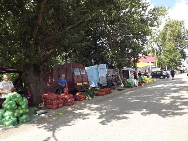 Comerciantii au ocupat lateralele străzii care duc spre piaţa angro