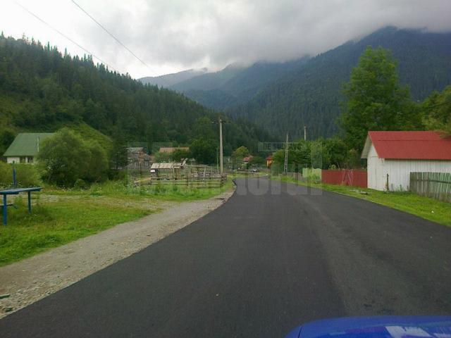 Drumul judeţean DJ 175A, care leagă localitatea Chiril, situată în comuna Crucea, şi cabana Rarău, a fost asfaltat parţial zilele trecute