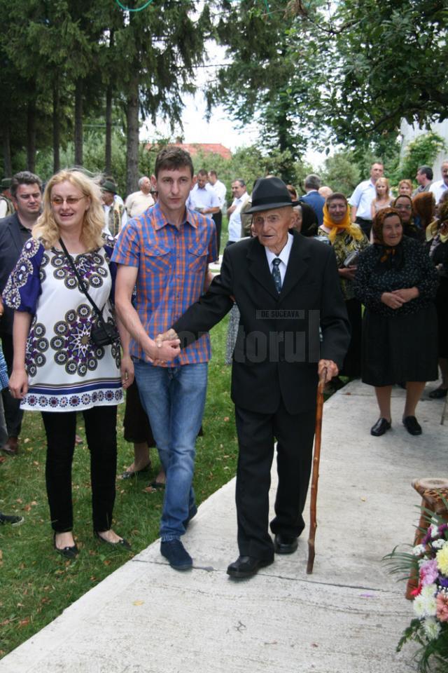 Veteran de război din Mihoveni, sărbătorit la un secol de viaţă