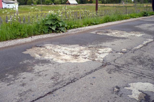 Mixtura asfaltică s-a degradat accentuat pe mai multe porţiuni