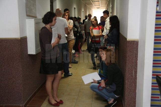 Zeci de tineri absolvenţi se adună zilnic în ultima perioadă pe holurile Agenţiei Judeţene pentru Ocuparea Forţei de Muncă (AJOFM) Suceava pentru a-şi depune dosarele de şomaj