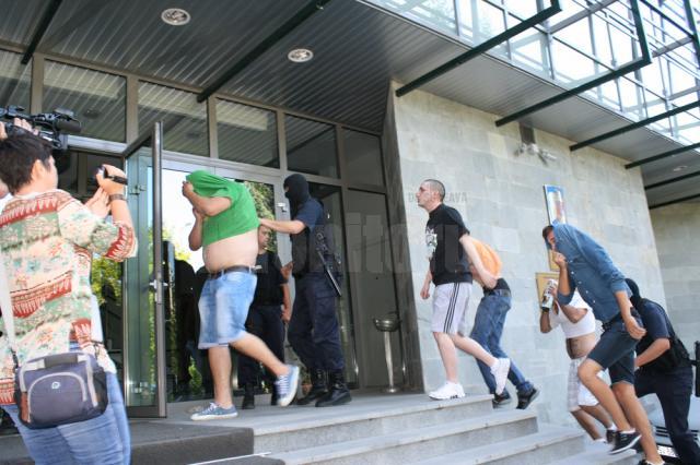 Zeci de indivizi au fost aduşi, miercuri, la sediul DIICOT Suceava, fiind acuzaţi că fac parte dintr-o reţea de dealeri de etnobotanice