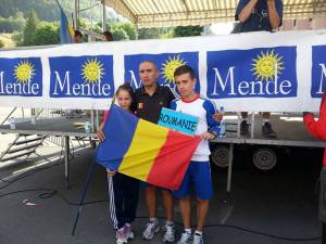 Antrenorul Cristian Prâsneac, alături de cei doi elevi ai săi, Paula Vîntu şi Andrei Leancă