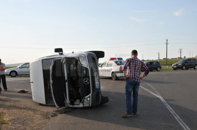 Patru pasageri din autoutilitară au acuzat leziuni în urma accidentului