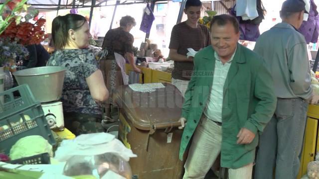 Rică Tunsu, licenţiat în administraţie publică, goleşte tomberoanele de gunoi şi face curat în Piaţa George Enescu