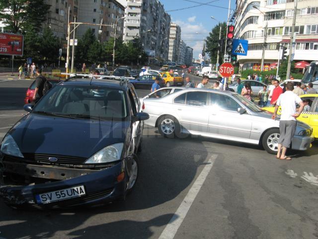 BMW-ul şi Ford-ul  care s-au tamponat în timp ce poliţistul dirija circulaţia