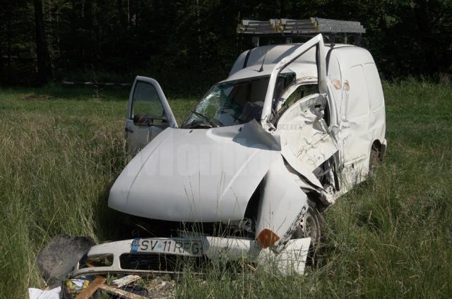 După impactul cu autocarul, autoturismul VW Caddy a fost proiectat în afara carosabilului