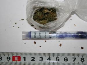 La testarea cu trusa narcotest, substanţa, în greutate totală de trei grame, a reacţionat pozitiv la categoria haşiş şi marijuana