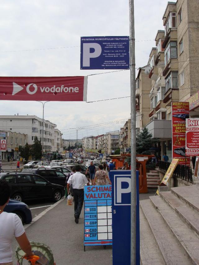 Începând de ieri, în municipiul Fălticeni se aplică sistemul de taxare a parcărilor publice