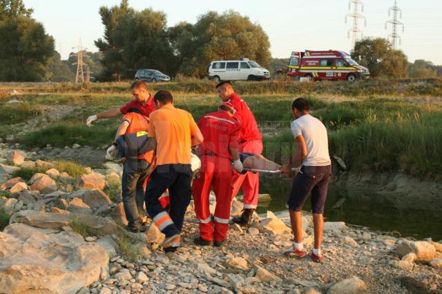 Bărbatul a fost resuscitat de echipajul SMURD venit la faţa locului şi apoi transportat la Spitalul Judeţean Suceava