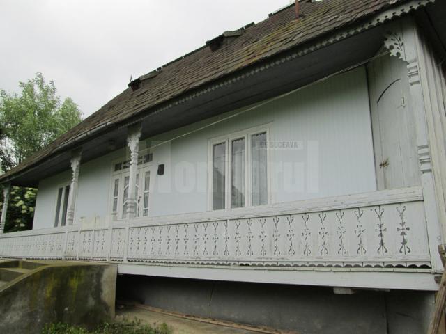Familia Erhan a fost ajutată de Primăria Horodniceni şi Fundaţia Hope and Homes for Children România să-şi cumpere o casă cu două camere, hol, curte şi mobilier