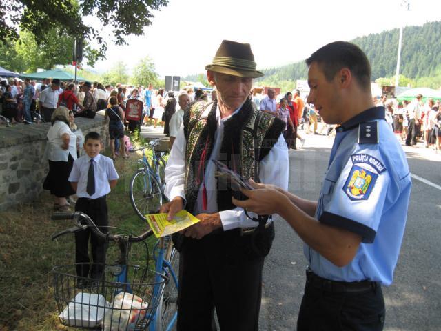 Poliţiştii au distribuit şi broşuri pentru prevenirea furturilor