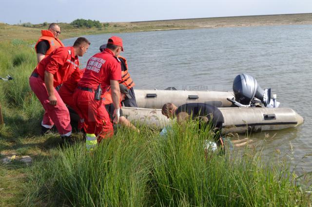 După aproximativ 50 de minute de la scufundare în iazul de la Lipoveni, o echipă de scafandri din cadrul ISU Suceava a găsit trupul neînsufleţit al bărbatului