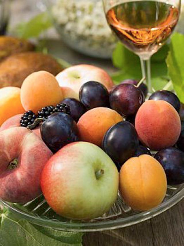 Specialiştii recomandă să consumarea unui „curcubeu de fructe: mure, prune, pere, struguri, piersici, căpşuni şi cireşe”