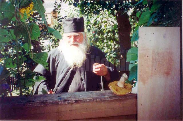 Părintele Victorin Coteţ, pe cerdac