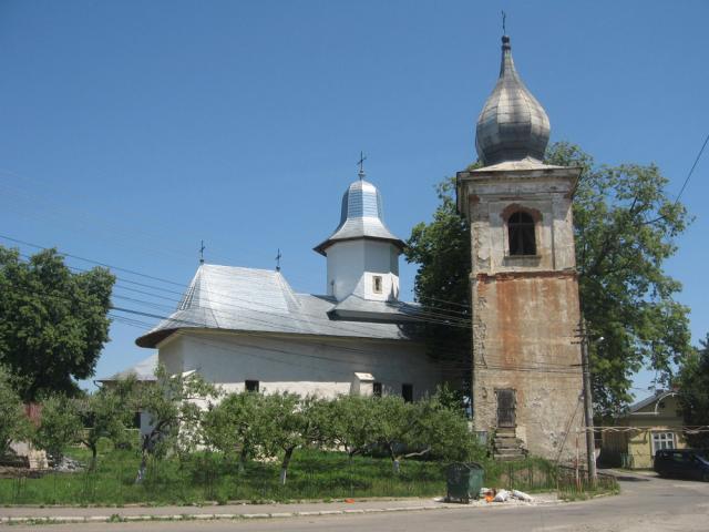 Biserica armenească Sfântul Simion se impune în fizionomia orașului prin accente verticale originale. Foto: Cezar SUCEVEANU