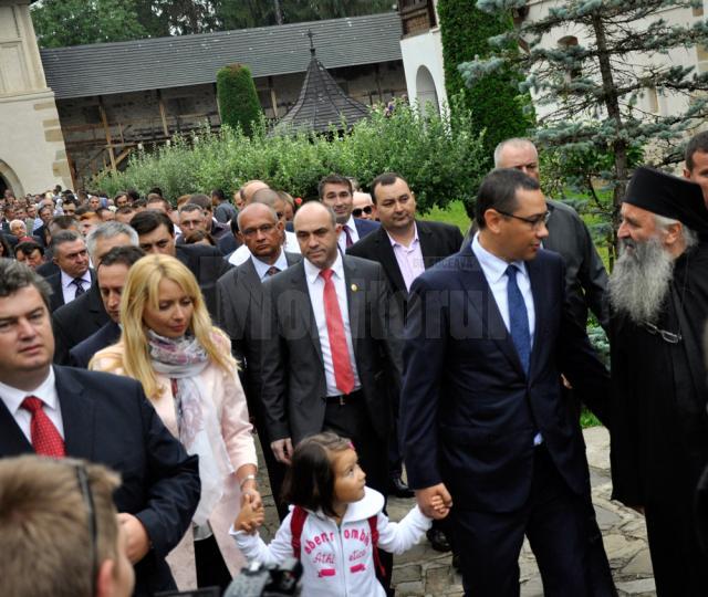 Premierul Ponta a venit la Putna împreună cu familia sa