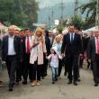 Premierul şi autorităţile judeţene au parcurs pe jos drumul spre Mănăstirea Putna