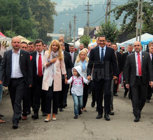 Premierul şi autorităţile judeţene au parcurs pe jos drumul spre Mănăstirea Putna