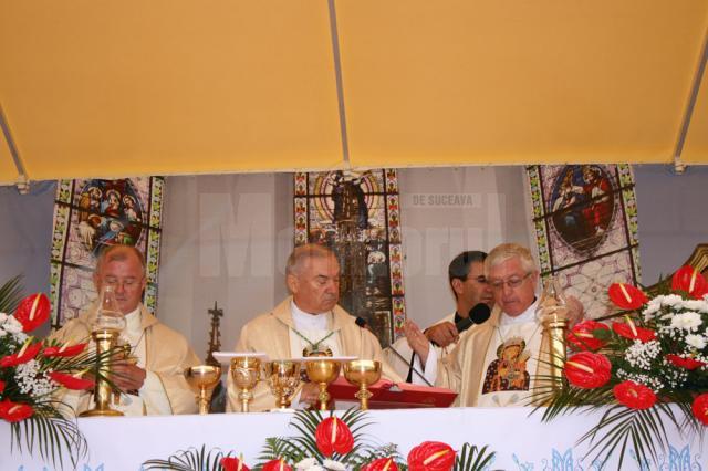 Episcopul de Iaşi - Excelenţa Sa Petru Gherghel, PS Aurel Percă - episcop auxiliar de Iaşi si PS Joan Piris Frigola - episcop de Llieda- Spania