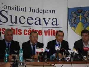 Premierul Victor Ponta, alături de oficialităţile sucevene