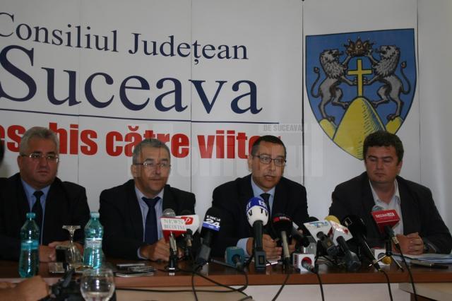Premierul Victor Ponta, alături de oficialităţile sucevene