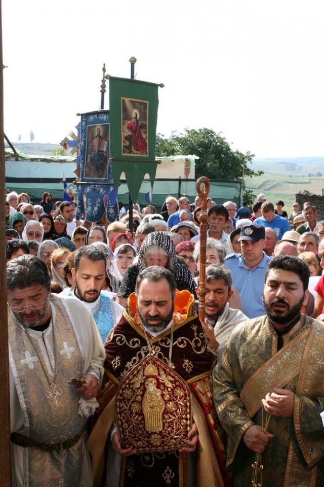 Slujba a fost oficiată de Înalt Preasfinţitul Episcop Datev Hagopian, primat al Diocezei armenilor din România, alături de un sobor de preoţi, printre care şi Azad Mandalian, preotul armean din Suceava