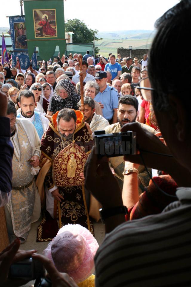 Hram la Mănăstirea Hagigadar, credincioşii rugându-se pentru îndeplinirea dorinţelor