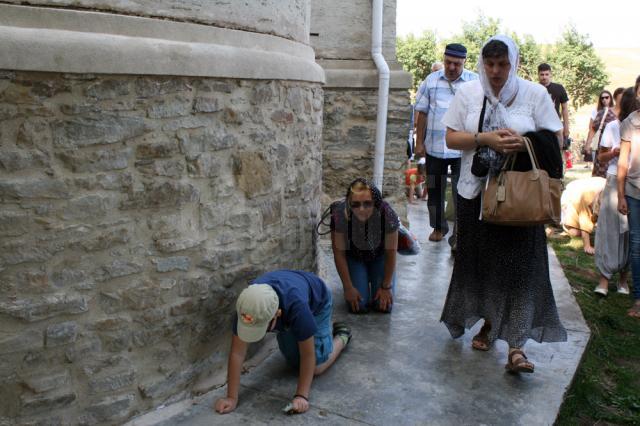 Hram la Mănăstirea Hagigadar, credincioşii rugându-se pentru îndeplinirea dorinţelor