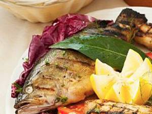 O singură porţie de peşte gras consumată pe săptămână poate reduce riscul de artrită reumatoidă cu 52%