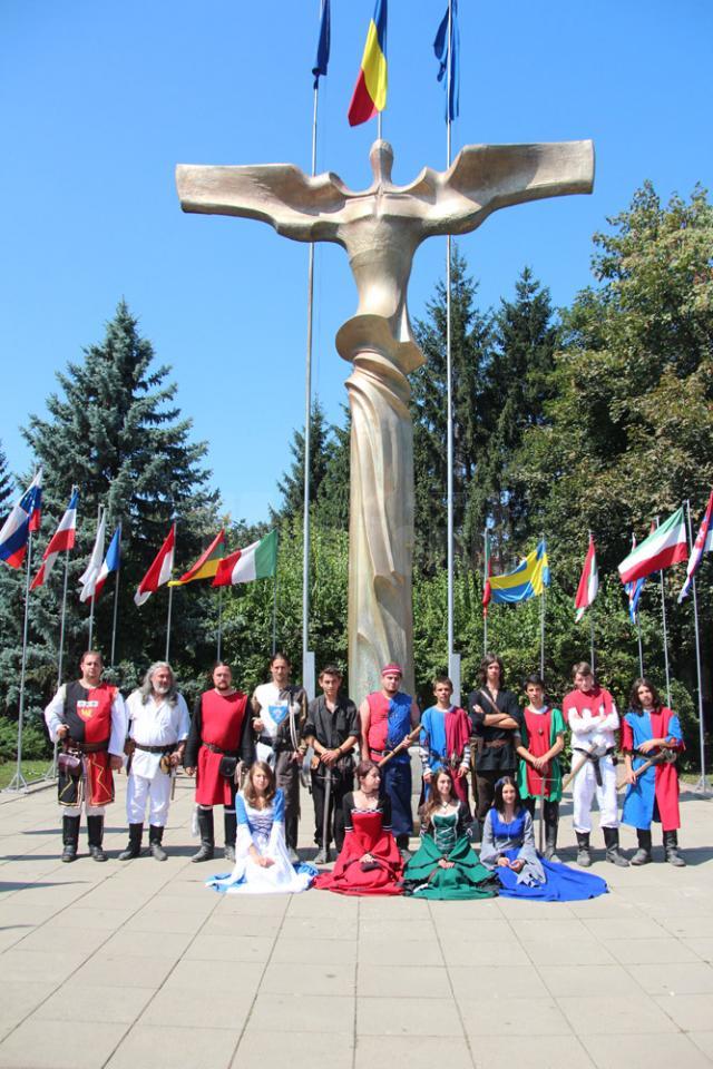Ordinul Cavalerilor de Hunedoara, la Monumentul Martirilor şi Eroilor Bucovinei
