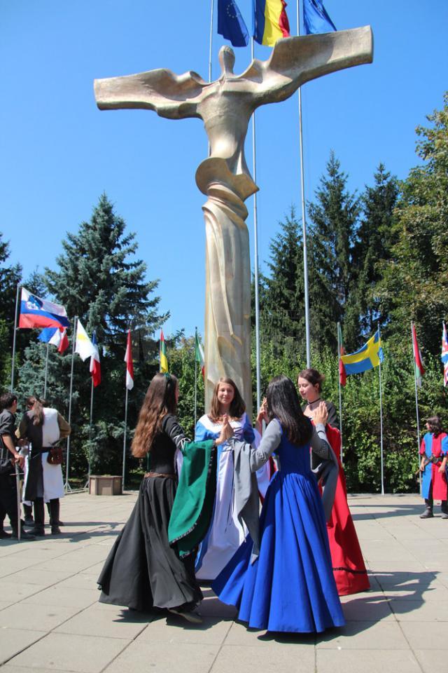 Ordinul Cavalerilor de Hunedoara, la Monumentul Martirilor şi Eroilor Bucovinei