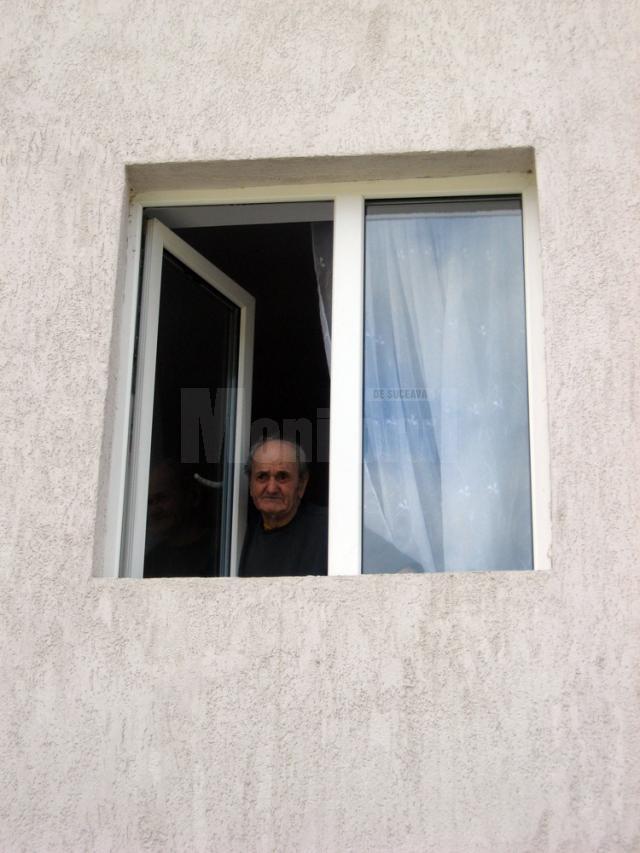 De la geamul azilului de la Valea Putnei, Constantin Harasim se roagă să-şi mai vadă o dată căsuţa