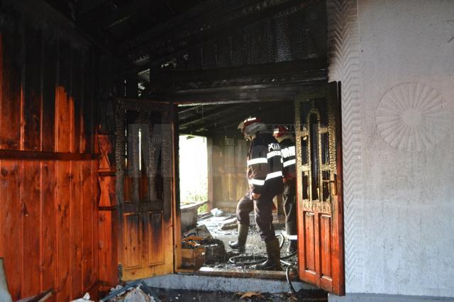 Pentru stingerea incendiului au intervenit un echipaj de la Serviciul Voluntar pentru Situaţii de Urgenţă Fântânele şi pompierii militari de la Detaşamentul Suceava