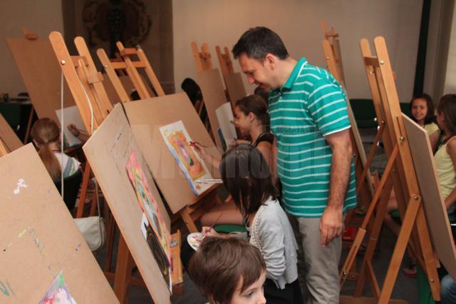 Prof. Iulian Asimionesei, îndrumându-i pe micii artişti