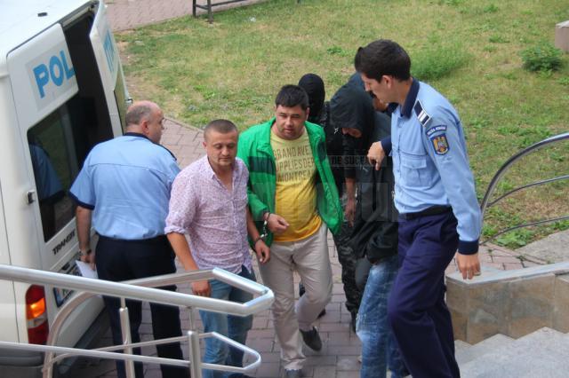 Ionel Curea (stânga) rămâne în continuare în arest, în timp ce poliţistul de frontieră Mihai Gabriel Fodor (dreapta) a fost pus în libertate