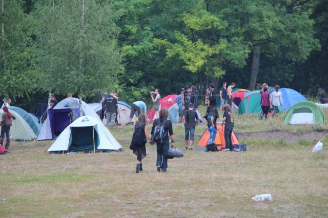 Tabăra de rockeri care s-a instalat pe platoul cetăţii cuprinde 260 de corturi ale tinerilor participanţi