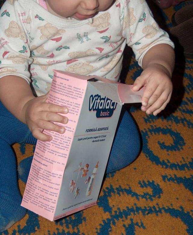 Laptele praf formulă pentru sugari se acordă gratuit, pe bază de prescripţie medicală eliberată de medicul de familie. Foto: Ziarul de Bacău