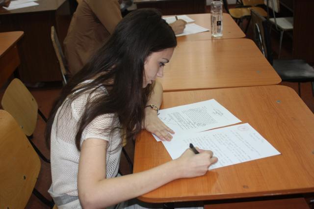 Cei 1.720 de candidaţii vor avea trei ore la dispoziţie pentru a rezolva cerinţele variantei extrase la proba de limba şi literatura română