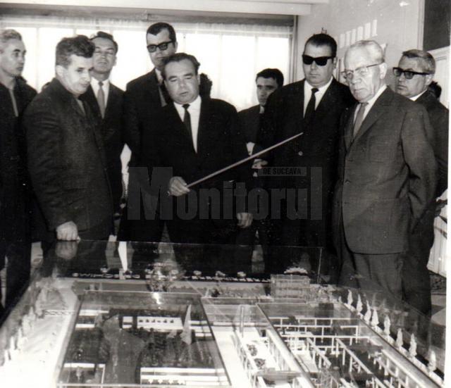 Vizita de lucru a lui Nicolae Ceauşescu la Uzina de piese de schimb din Suceava. (27 mai 1970) - Fototeca online a comunismului românesc