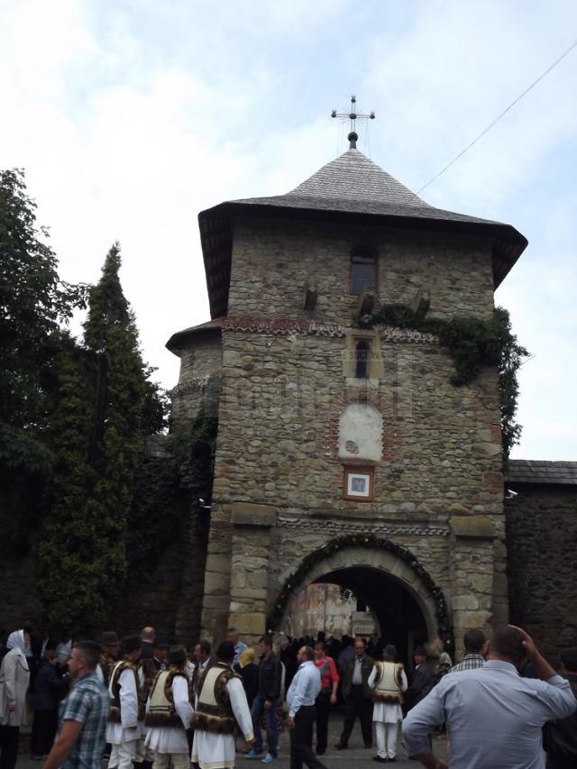 Mii de credincioşi veniţi din toate colţurile ţării au participat la resfinţirea Mănăstirii Moldoviţa