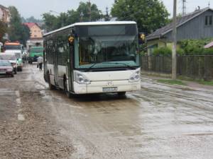 Autobuzele şi microbuzele firmelor de transport local trec zilnic prin şanţurile de pe Cuza Vodă, ceea ce impune reparaţii suplimentare