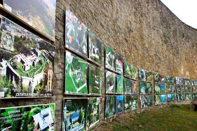 Etalată pe zidurile Cetăţii Hotin, expoziţia este alcătuită din 80 de imagini de mari dimensiuni