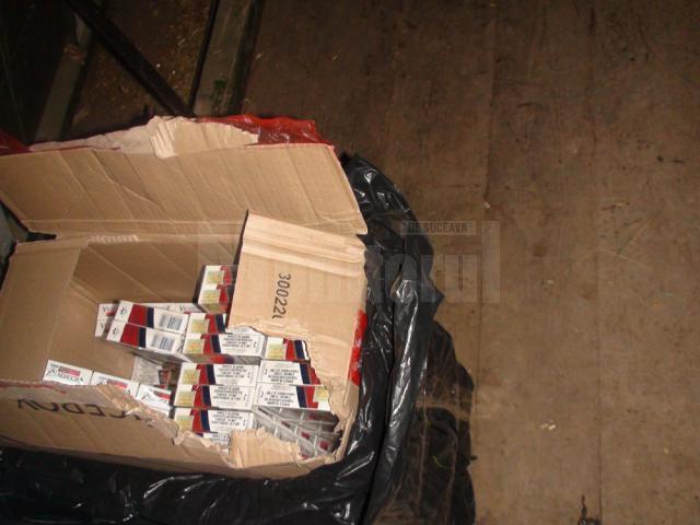 Ţigări de contrabandă în valoare de peste 140.000 de euro au fost găsite miercuri dimineaţă de poliţişti în şura unei gospodării din satul Laura, oraşul Vicovu de Sus