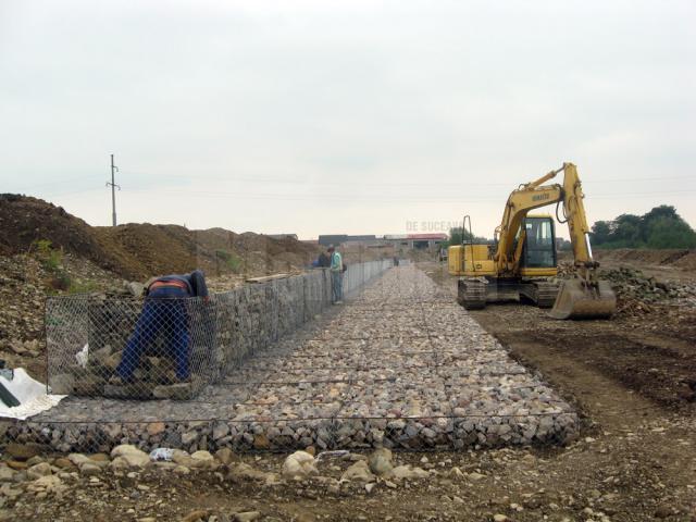 După suplimentarea numărului de oameni, ampla lucrare de apărare împotriva inundaţiilor ar urma să fie finalizată pe 15 noiembrie a.c.