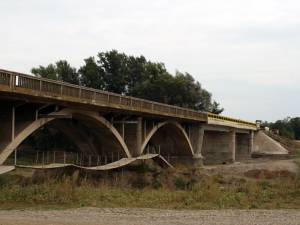 Podul de la Roscani a fost refăcut pe mai puţin de jumătate din distanţă